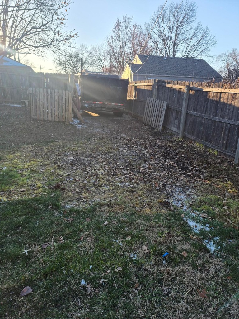 Master dump trailer with branch debris